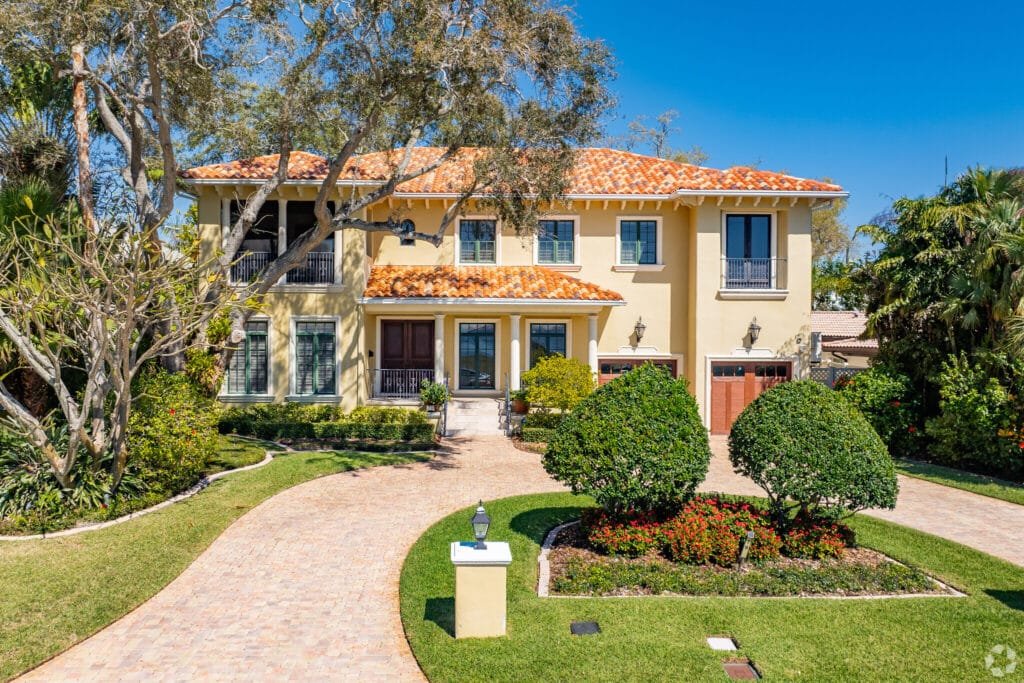 Bayshore neighborhood view of Tampa, Florida – Handy Hive Pros provides expert handyman services, home repairs, and renovations in Tampa and surrounding areas.